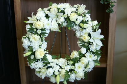 The FTD Treasured Tribute Wreath S3-4442