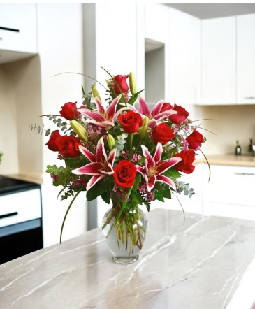The Hollywood  Bouquet  in Chehalis, WA | BENNY'S FLORIST & GREENHOUSE