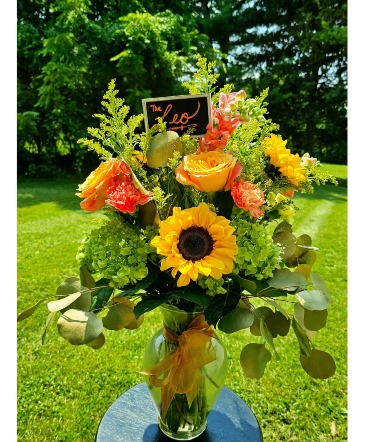 The Leo Vase arrangement in Vernon, NJ | HIGHLAND FLOWERS The Leo Vase arrangement in Vernon, NJ | HIGHLAND FLOWERS