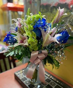 The perfect pink blue valtz Roses and stargazers in a vase 