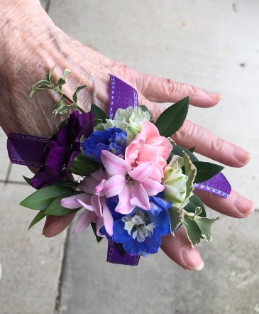 The Trendsetter Finger Corsage in Athens, OH | HYACINTH BEAN FLORIST The Trendsetter Finger Corsage in Athens, OH | HYACINTH BEAN FLORIST
