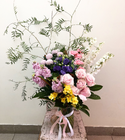 Tracey vase arrangement
