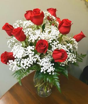 Traditional Dozen Red Roses Floral Arangement