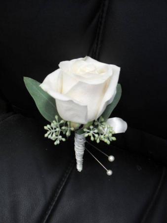 TRADITIONAL SIMPLICITY Prom Boutonniere