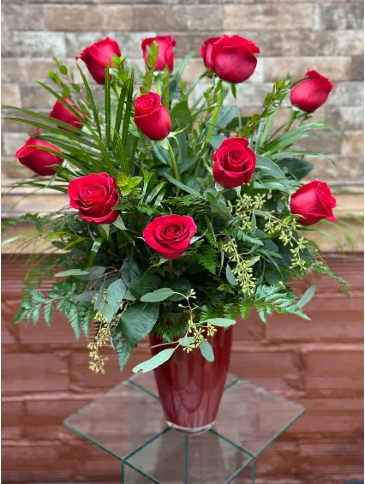 Una docena de rosas rojas  in Jefferson City, MO | RIVER CITY FLORIST & GIFTS