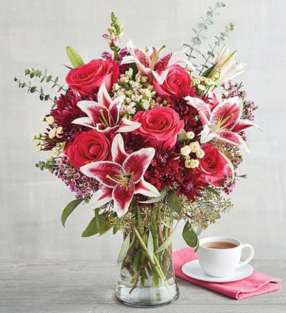 vase/hot pink lily & reds roses  