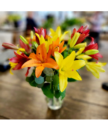 Vibrant Lily Bouquet Vased Floral Arrangement in Saskatoon, SK | QUINN & KIM'S FLOWERS