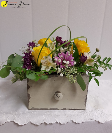 Gen-Vintage Blooms color of roses can change depending on availability