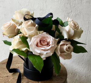 Vintage Rose Mod Box in Toronto, ON | BOTANY FLORAL STUDIO Vintage Rose Mod Box in Toronto, ON | BOTANY FLORAL STUDIO