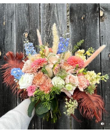 Wedding Bouquet  in Lakefield, ON | LAKEFIELD FLOWERS & GIFTS