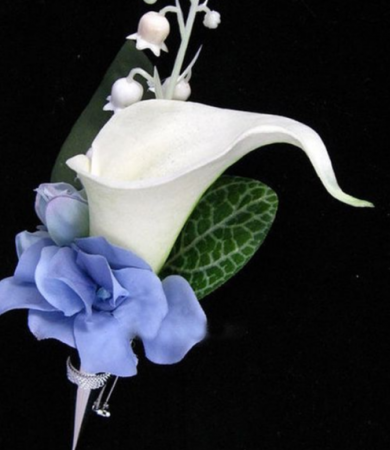 WHITE AND BLUE BOUTONNIER ELEGANT MIXTURE OF FLOWERS