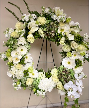 WHITE AND GREEN  22" WREATH 