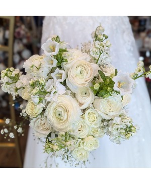 White and lovely wedding bouquet