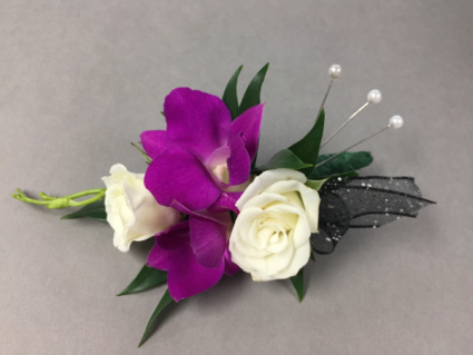 White and purple mix Boutonnière