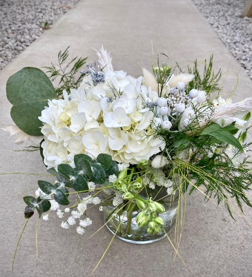 White and Silver Deams  in Syracuse, IN | Dynamic Floral