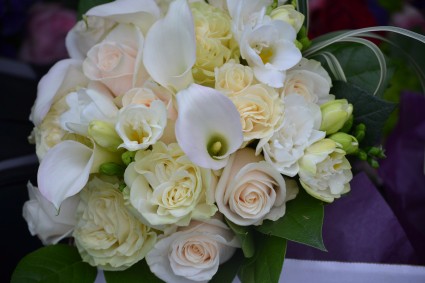 white bridal bouquet with cala lilies wedding