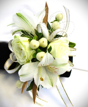 WHITE ELEGANCE WRIST CORSAGE CORSAGE