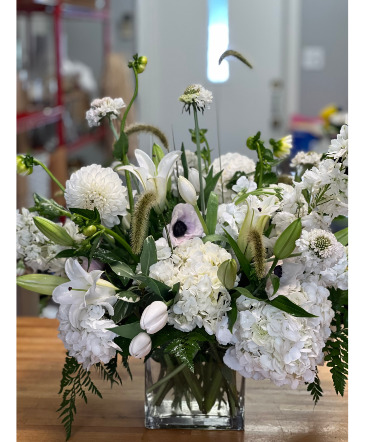 White Modern Floral Arrangement in Darien, CT | DARIEN FLOWERS