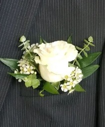 WHITE POCKET BOUTONNIERE 