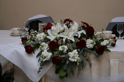 White with Dark Red Bride's Table Arrangement