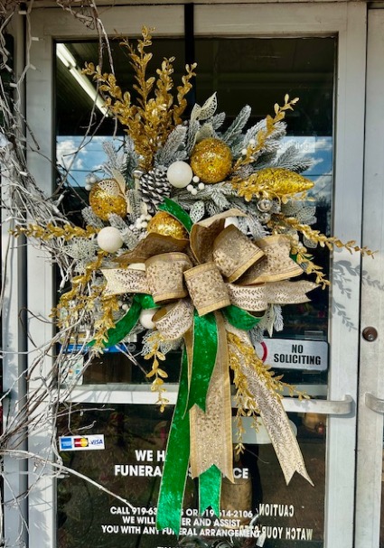 WINTER BEAUTY GREEN AND GOLD DECOR