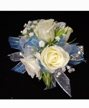Wrist corsage mini roses 