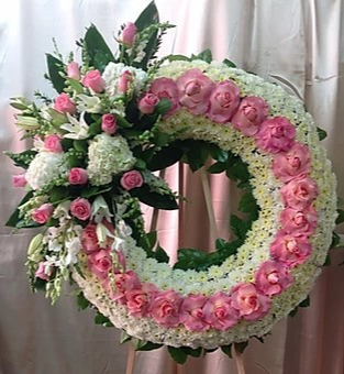 WS 1 PINK AND WHITE WREATH W/PINK LEFT CULSTER