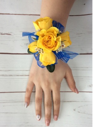 YELLOW SPRAY ROSE WRIST CORSAGE 