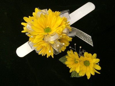 Yellow Daisy Wristlet & Bout Prom