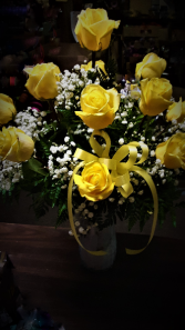 Yellow flair! dozen roses arranged
