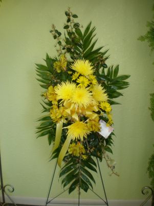 YELLOW MUM EASEL FUNERAL FLOWERS