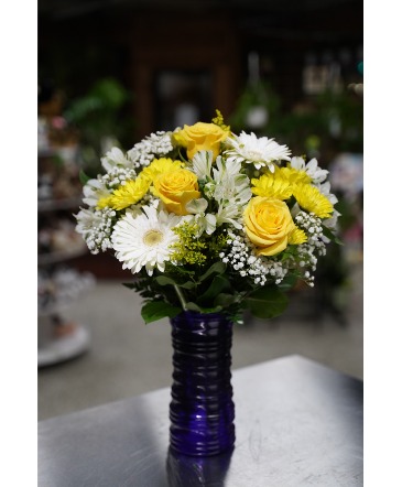 Yellow & White Delight  Floral Arrangement  in South Milwaukee, WI | PARKWAY FLORAL INC.
